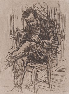 Etsaus tuolilla istuvasta taiteilijasta työssä. Mies istuu puutuolilla sivuttain jalka nostettuna toisen päälle ja piirtää keskittyneen näköisenä.