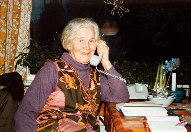 Gurli Nyholm puhelimessa joulunaikaan.