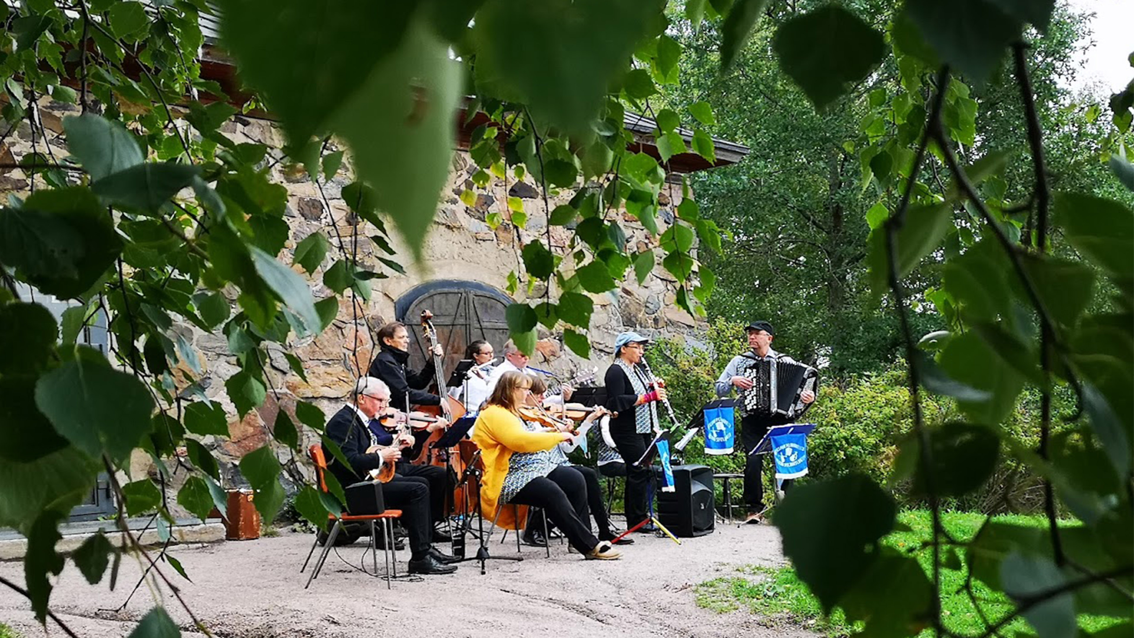 Espoon pelimannit soittavat Mankkaan Makasiinien edustalla.